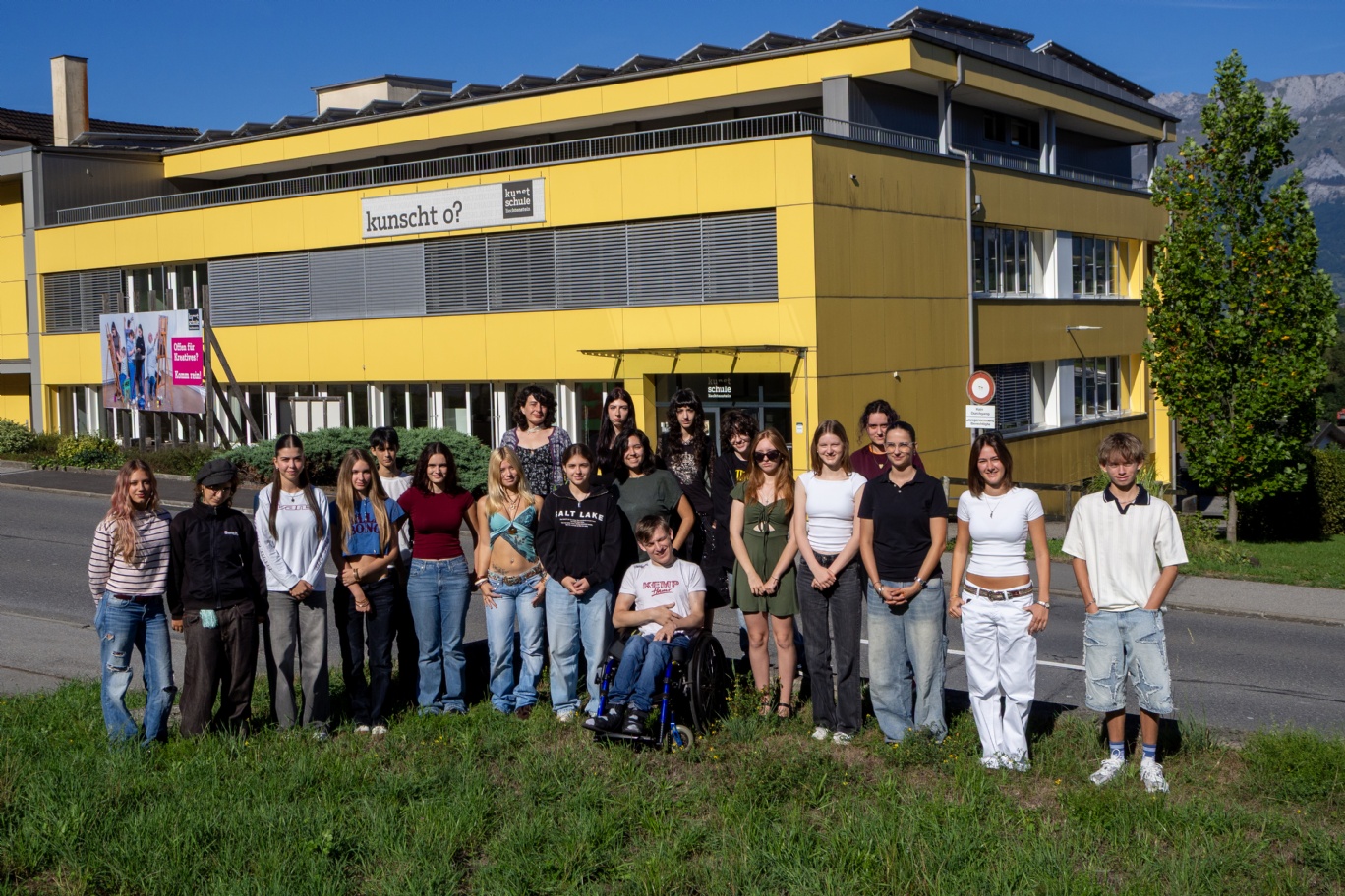 Klasse des Gestalterischen Vorkurses vor der Kunstschule Liechtenstein.