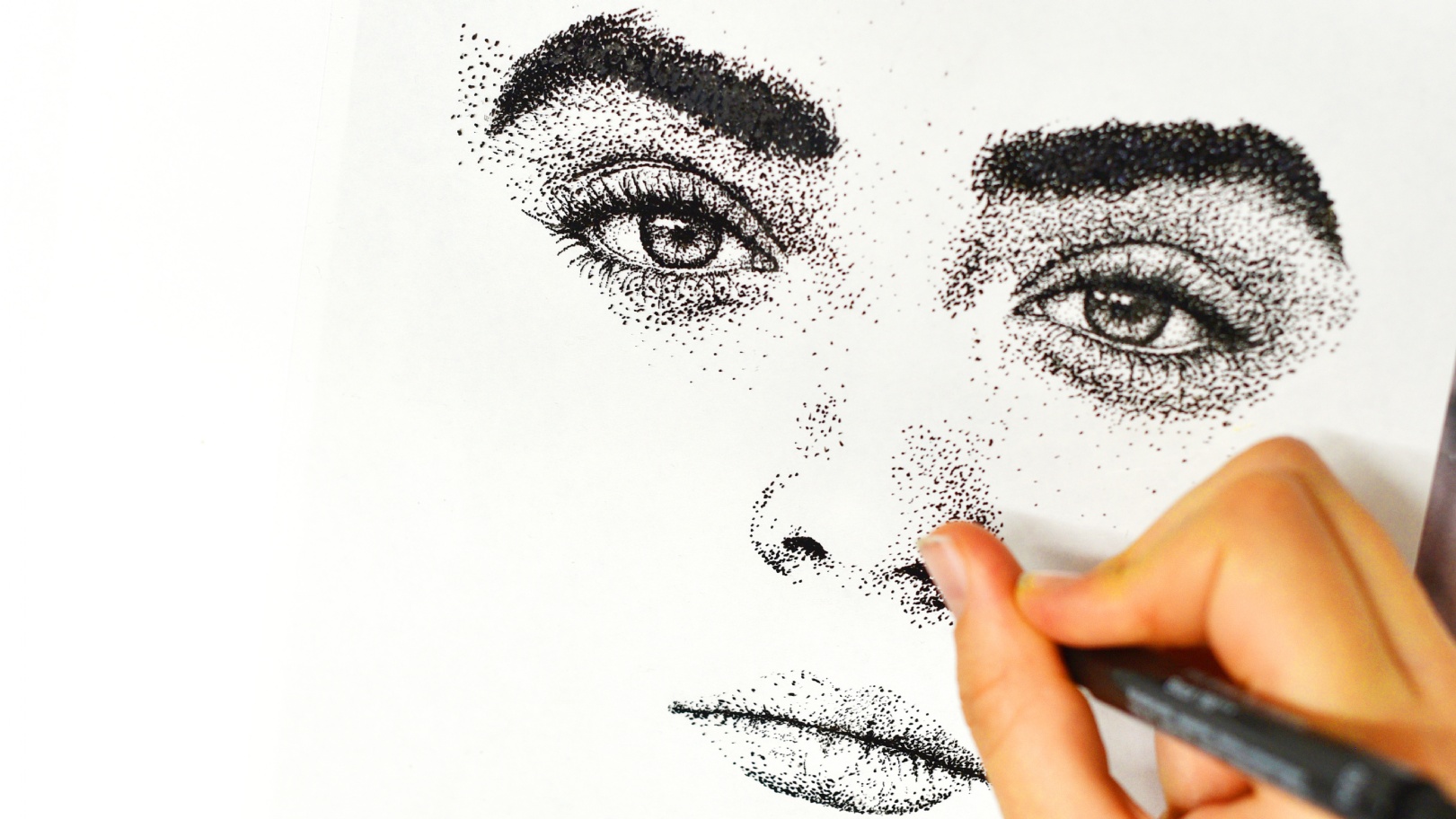 Hand zeichnet Portrait mit Pointillismus-Technik in Schwarz-Weiss.