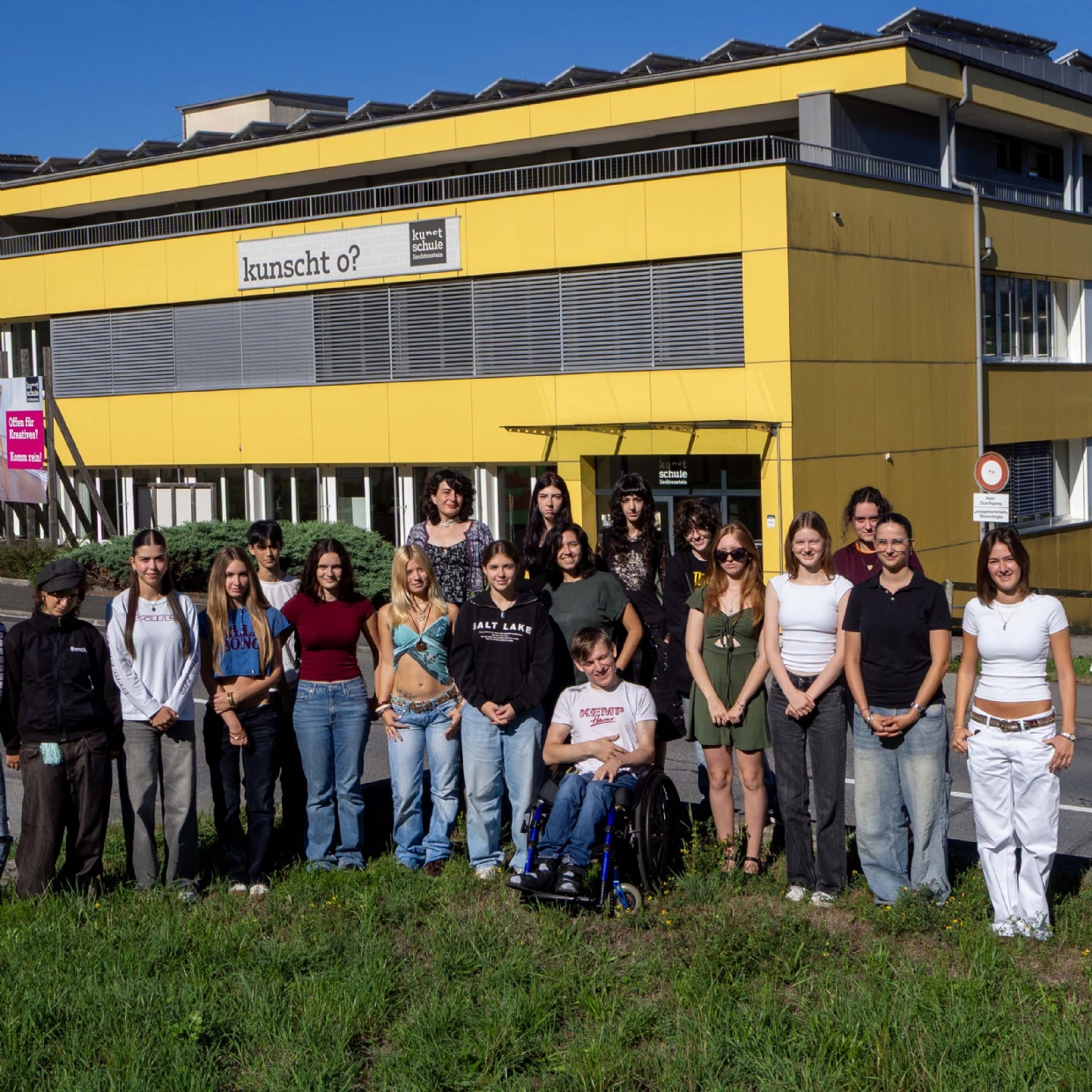 Klasse des Gestalterischen Vorkurses vor der Kunstschule Liechtenstein.